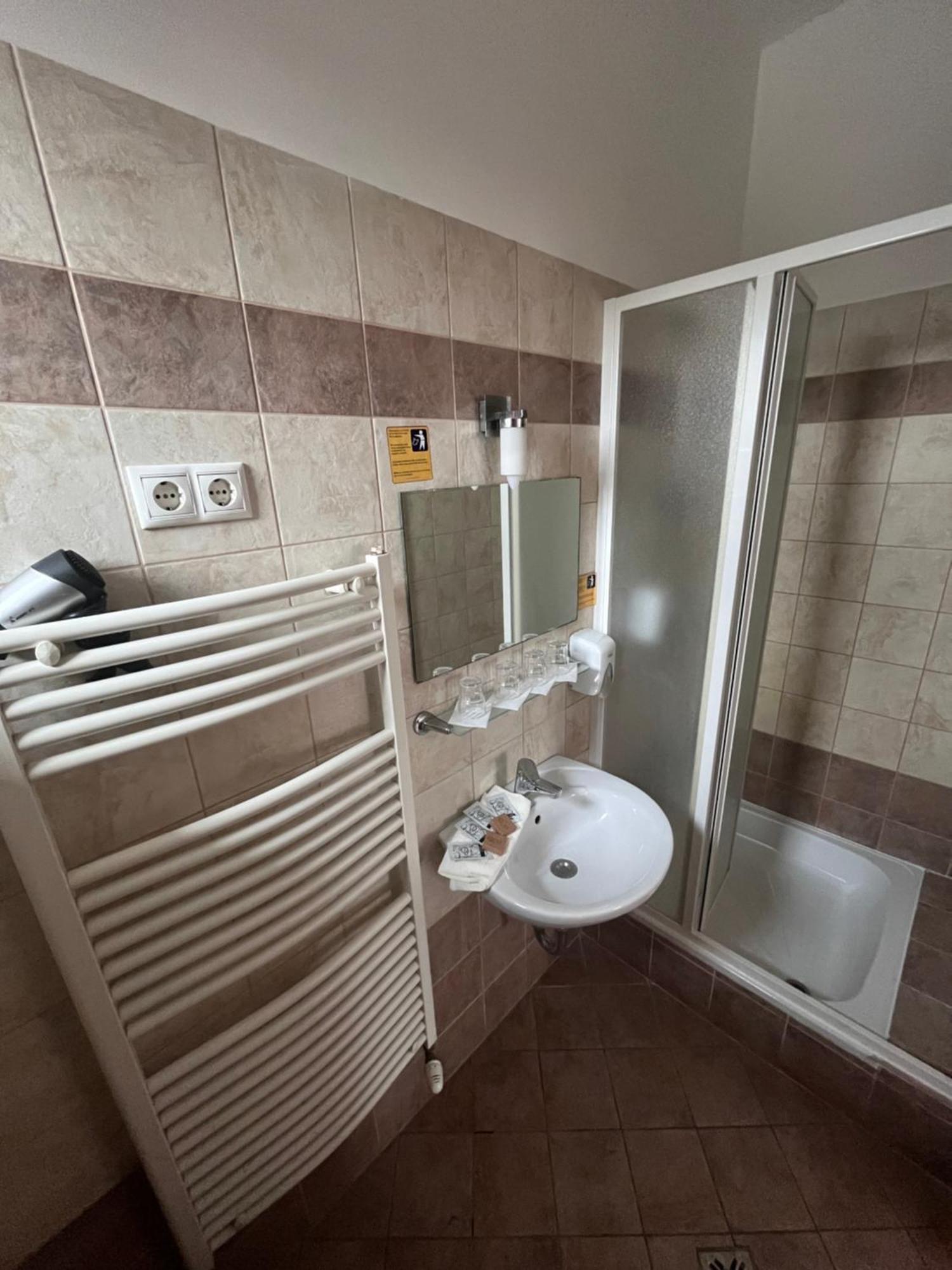 Hotel Rose City บูดาเปสต์ ภายนอก รูปภาพ