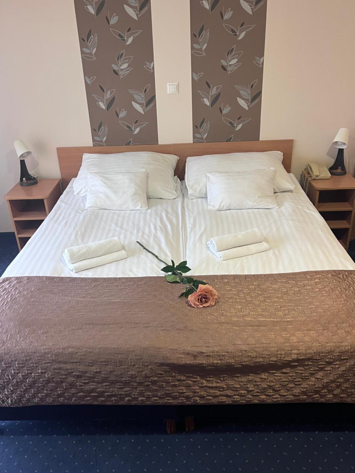 Hotel Rose City บูดาเปสต์ ภายนอก รูปภาพ